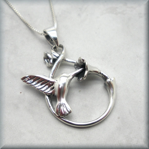 
                  
                    humming necklace with flowers
                  
                